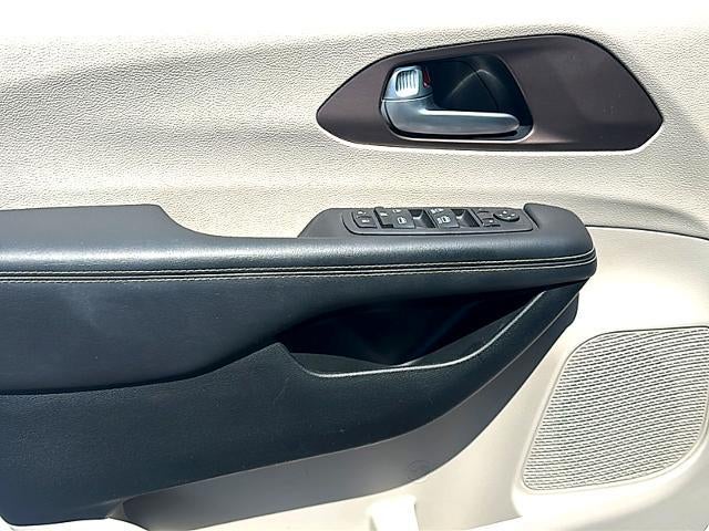 2023 Chrysler Voyager LX FWD