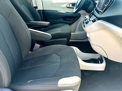 2023 Chrysler Voyager LX FWD