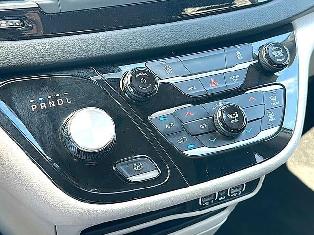 2023 Chrysler Voyager LX FWD