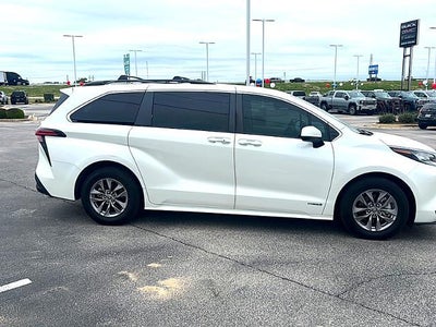 2021 Toyota Sienna XLE FWD 8-Passenger (Natl)