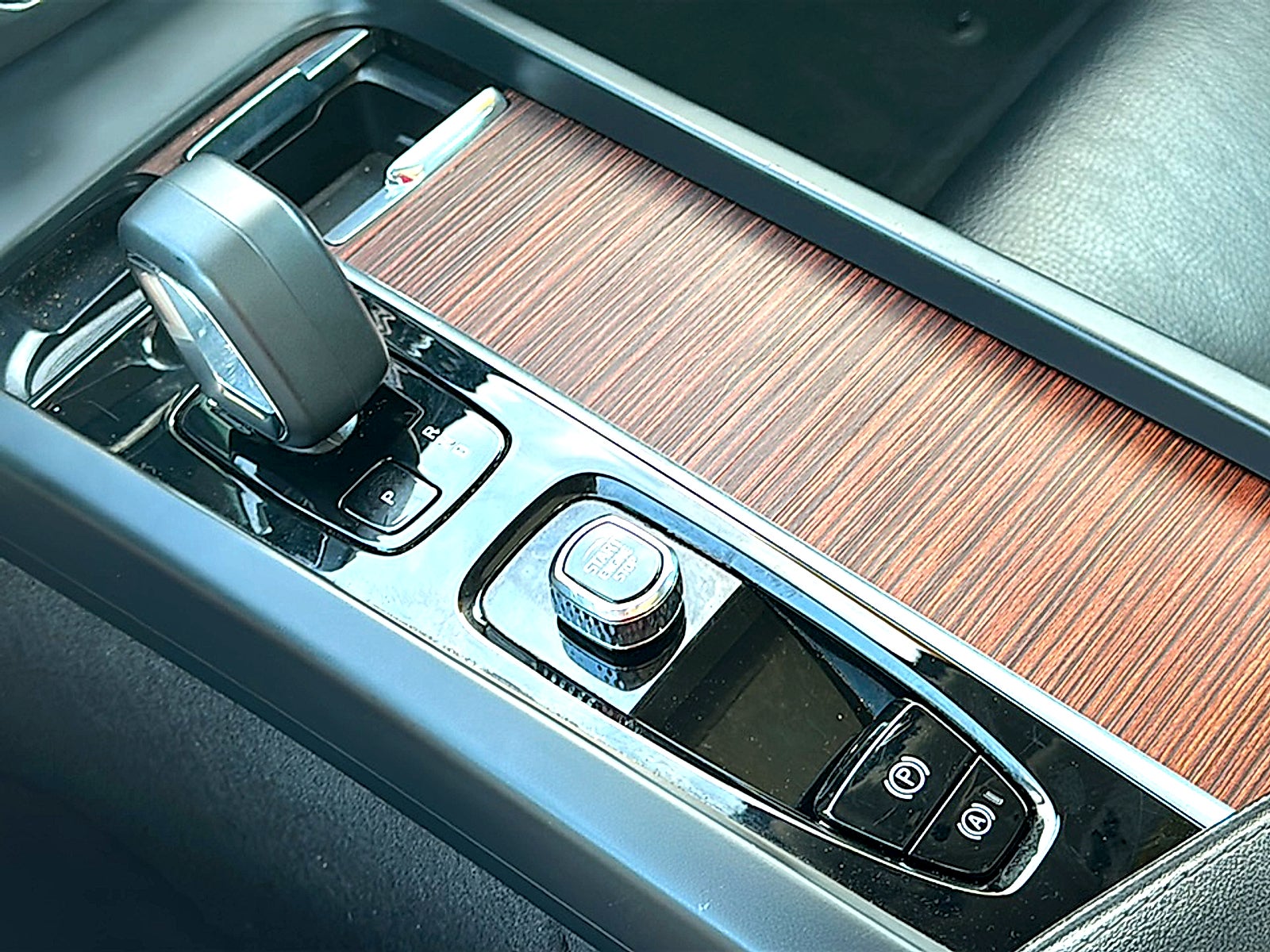 2024 Volvo S60 B5 Plus Dark Theme