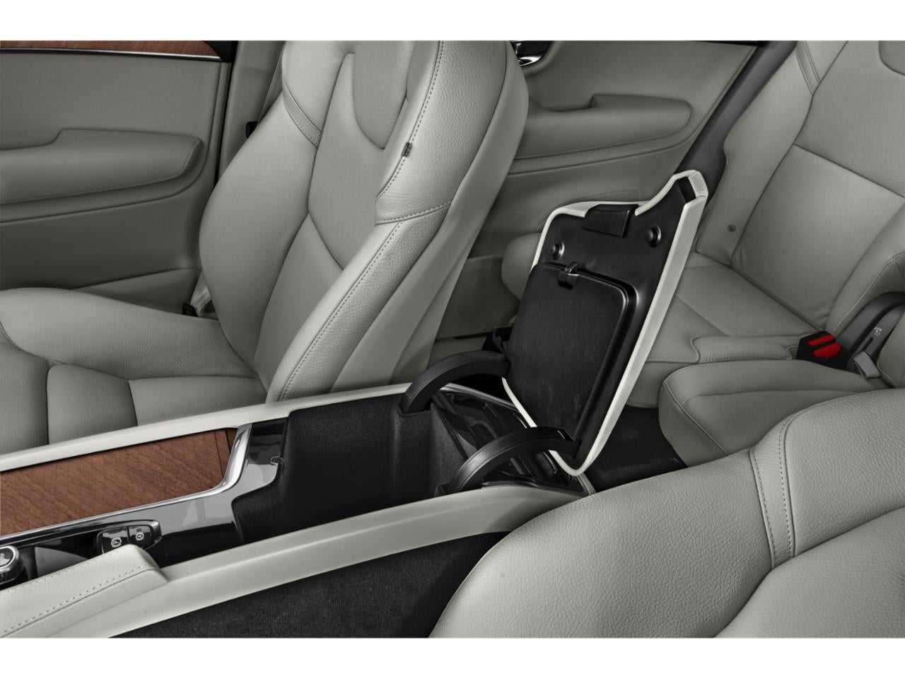 2022 Volvo XC90 T6 AWD Momentum 6P