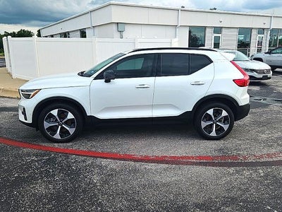 2025 Volvo XC40 B5 AWD Plus Dark Theme