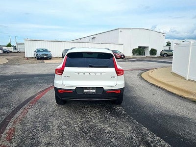2025 Volvo XC40 B5 AWD Plus Dark Theme