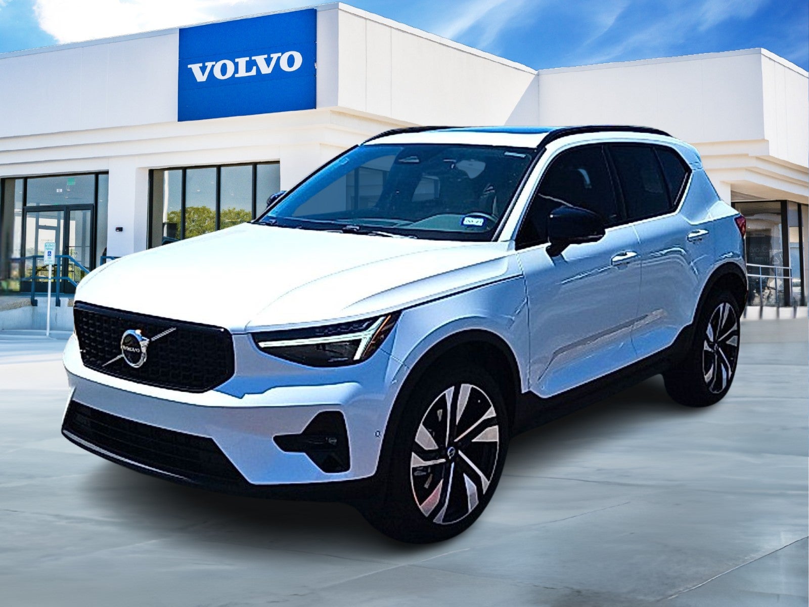 2025 Volvo XC40 B5 Plus Dark Theme
