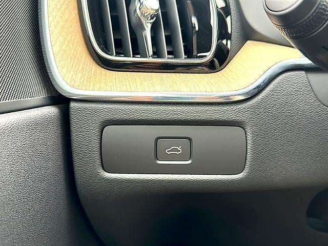 2026 Volvo XC60 B5 AWD Plus