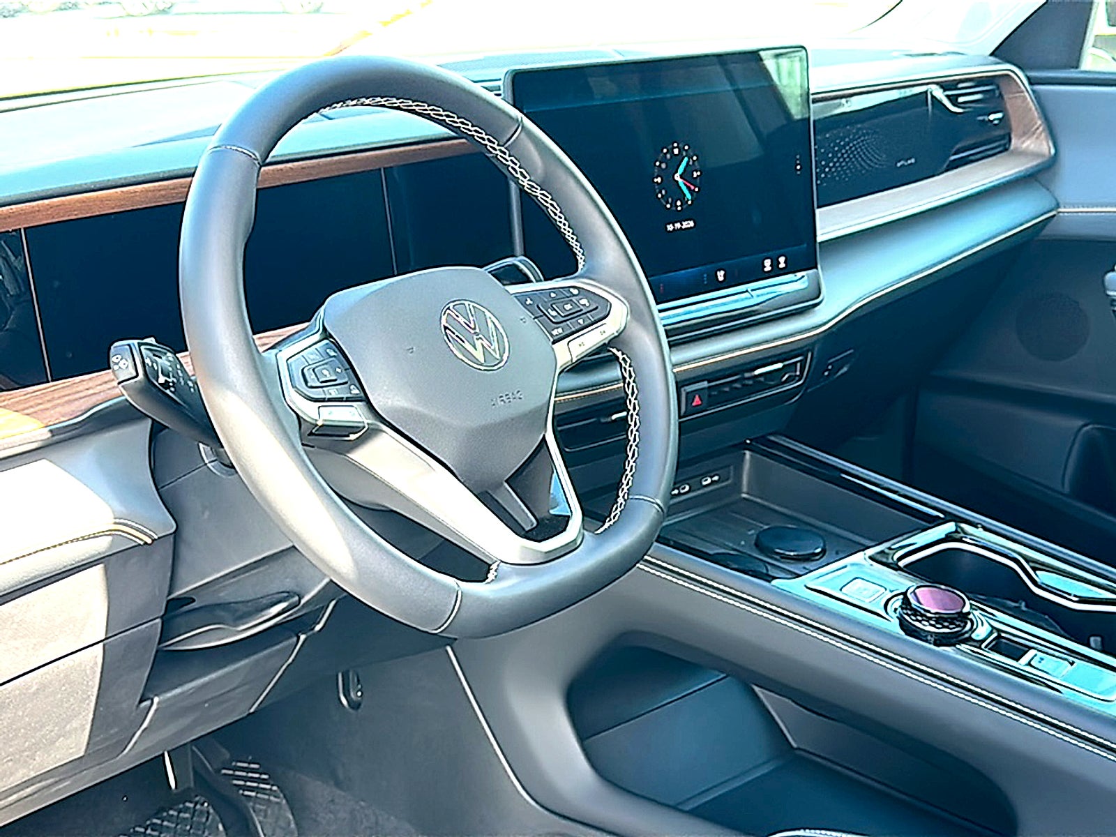 2027 Volkswagen Atlas SE w/Technology
