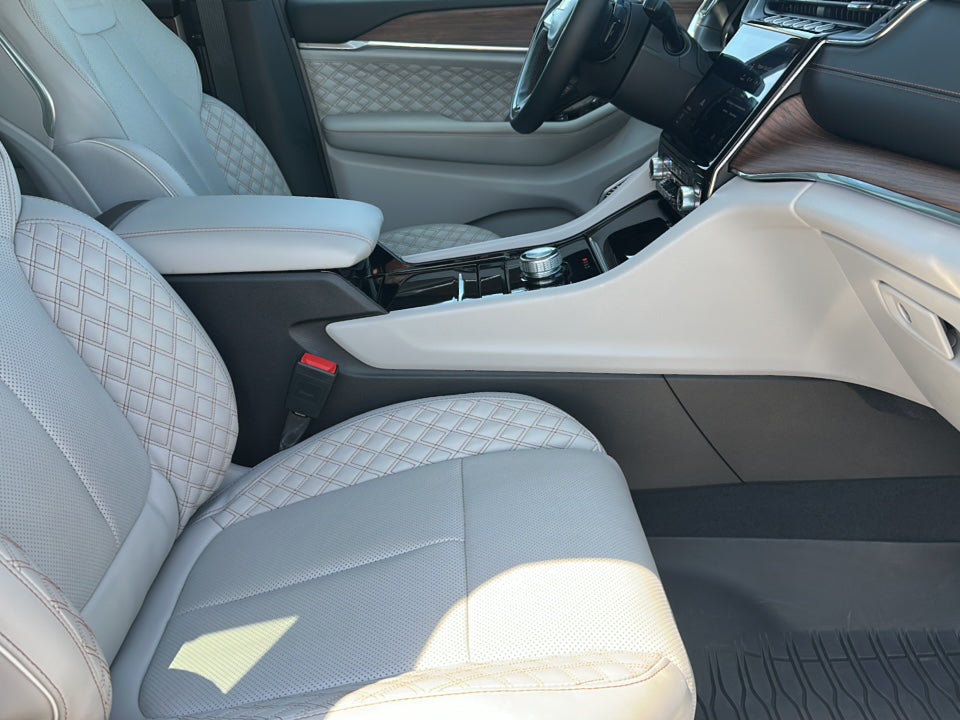 2023 Jeep Grand Cherokee Summit 4x2