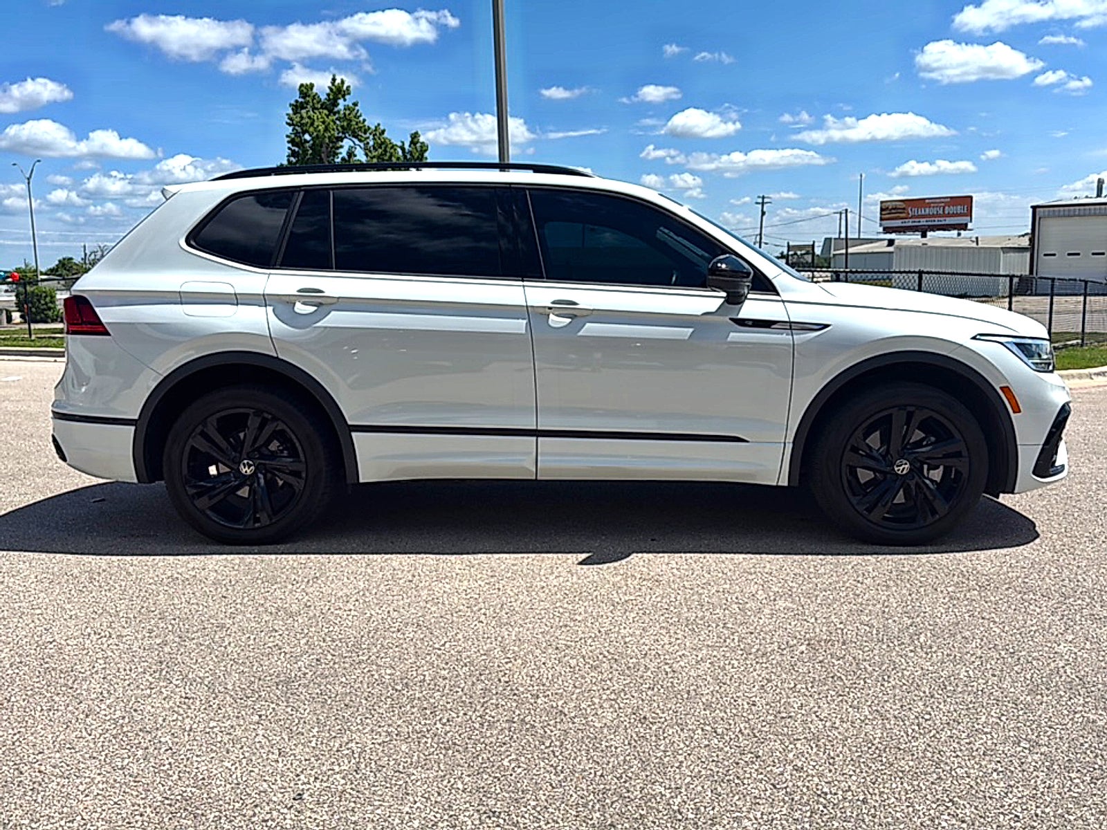 2023 Volkswagen Tiguan SE R-Line Black